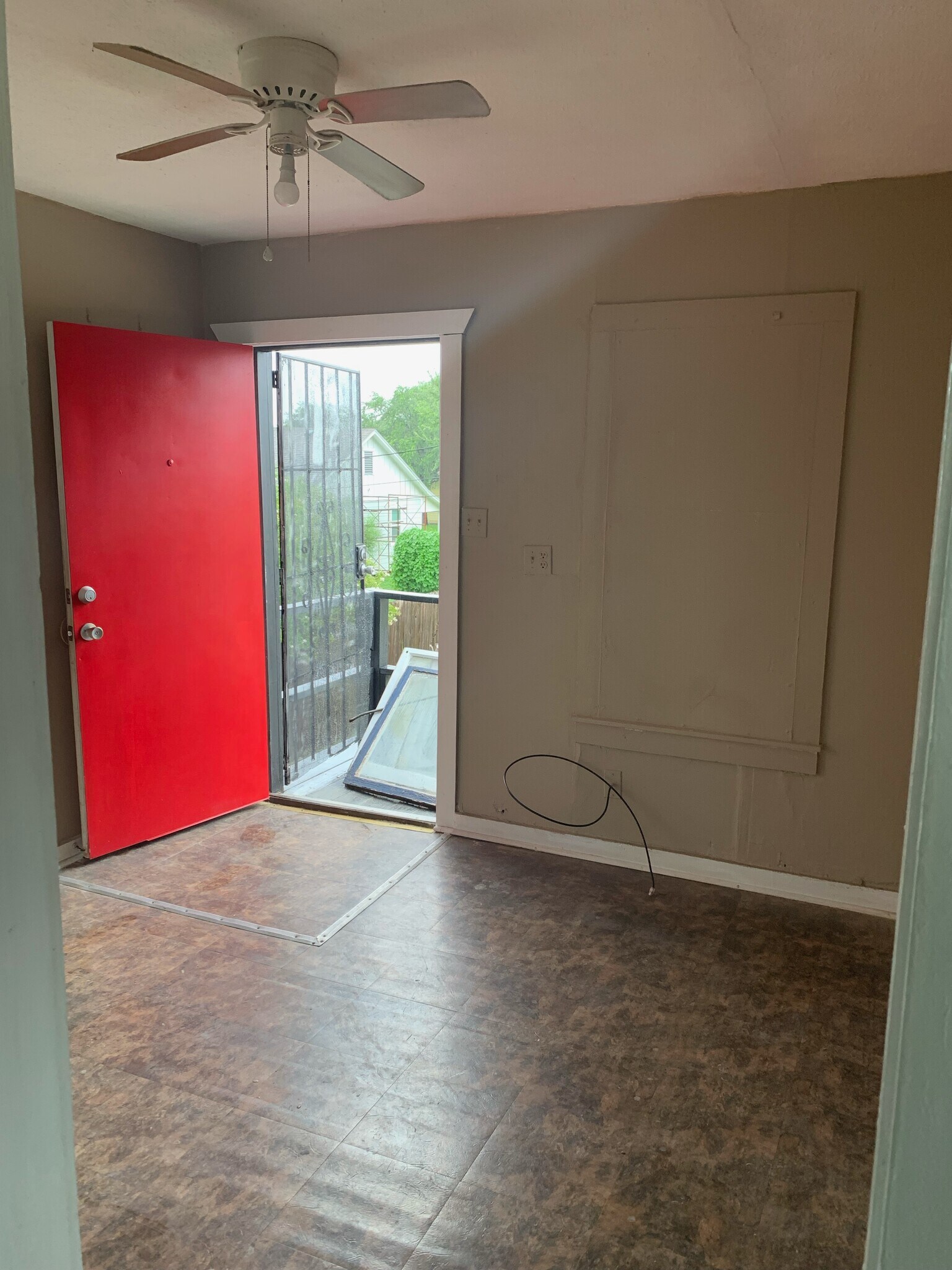 Front door - 609 1/2 B W Nettie