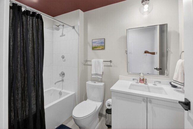 Building Photo - Stunning 2BR/2BA Luxury Condo // Capitol Hill Views // Garage Parking included