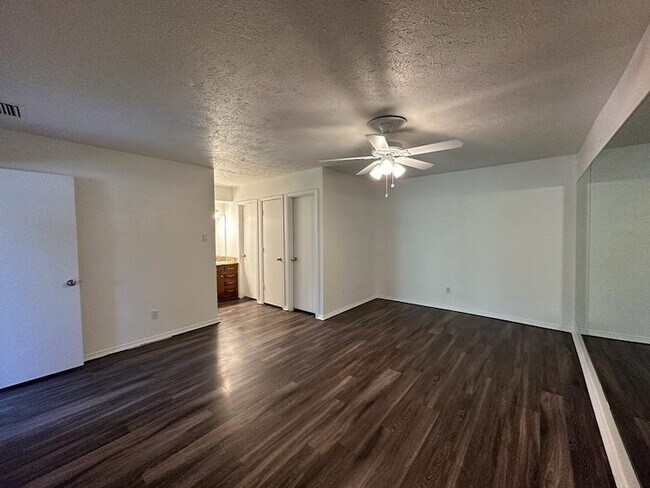 Building Photo - 2818 Golfing Green Dr