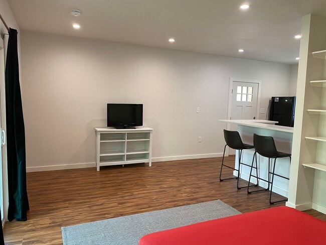 Building Photo - 6700 Columbia Dr