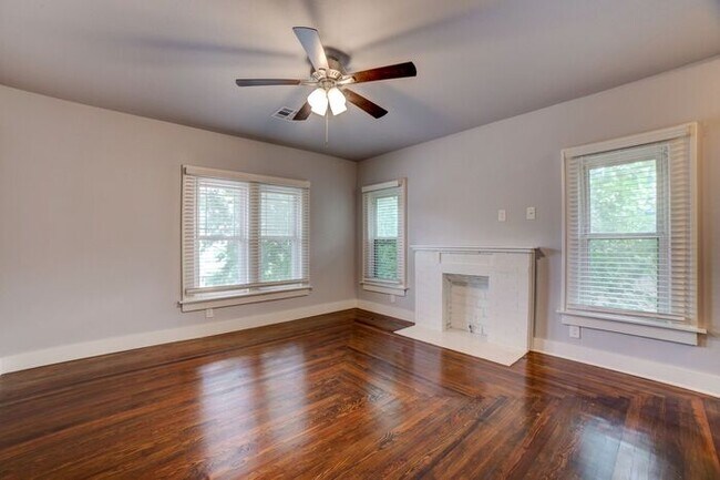 Building Photo - 3/2.5 Dream Home With Lots Of Charm