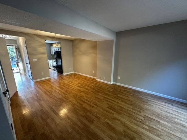 Building Photo - Convenient Townhome just off Lawndale Dr i...