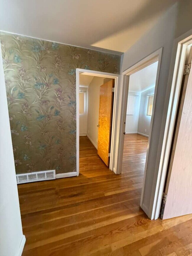 Building Photo - "Charming 3-Bed, 1 bath Sanctuary on Hallstead Drive - A Cozy 1189 Sq. Ft. Gem in St. Louis!"  No...