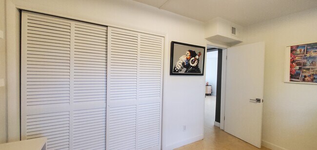 Building Photo - 18901 NE 14th Ave