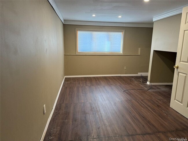 Building Photo - 11 Syosset Cir