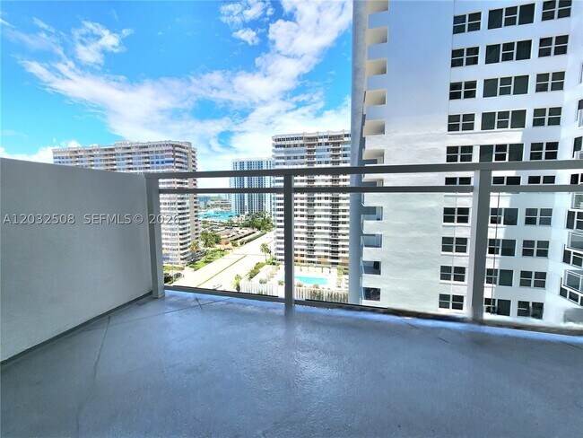 Building Photo - 2030 S Ocean Dr