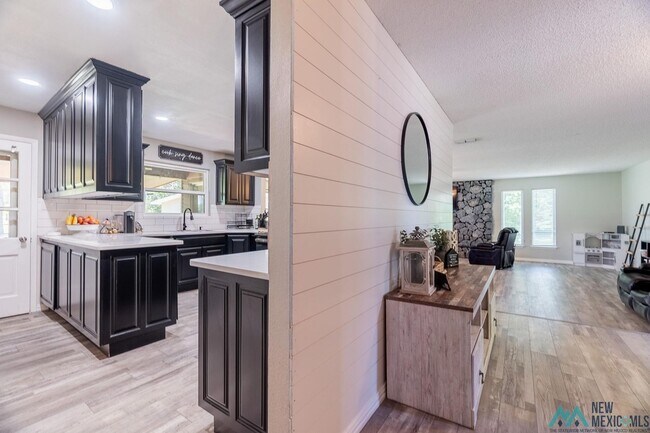 Building Photo - Available Soon! Large 3 bed 2 bath home on the golf course