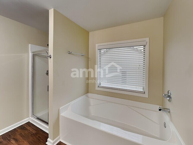 Building Photo - 850 Stonehaven Rd SW