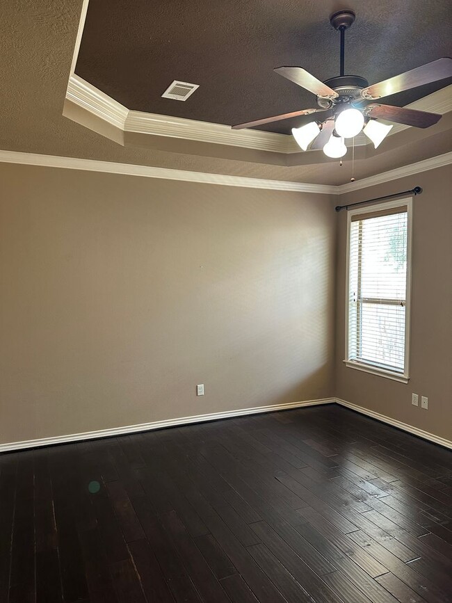 Building Photo - College Station - 3 bedroom 2 bath- 2 car garage - fenced in back yard home in Castlegate