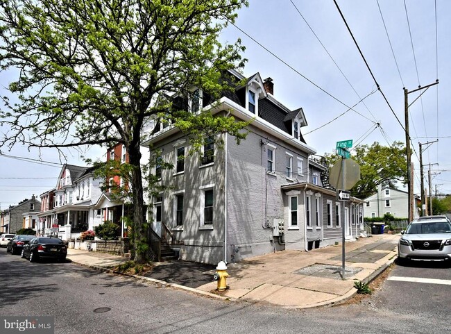 Building Photo - 563 King St