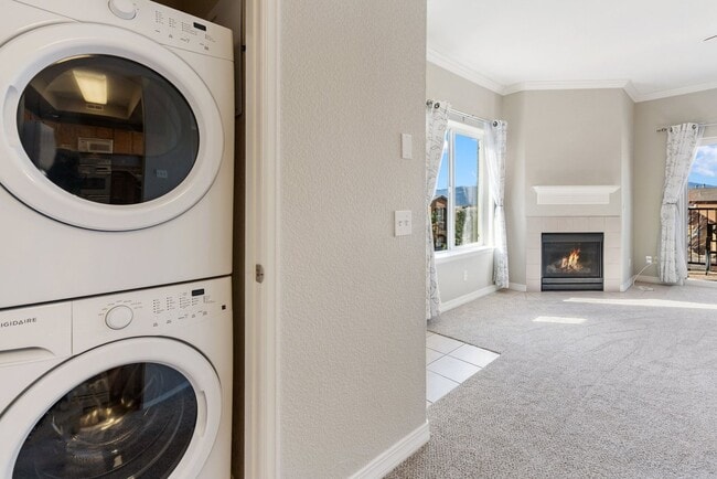 Building Photo - Immaculate 2 Bed 2 Bath Condo with Pikes Peak Views in D49!!!