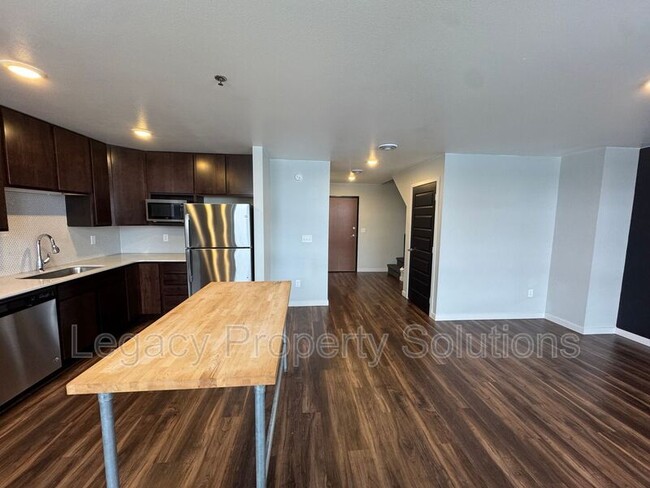 Building Photo - 208 E Greenfield Ln