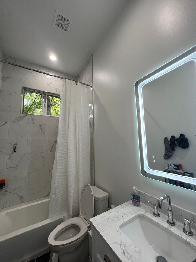 Building Photo - New Renovated 5bd/2ba Near Campus with Shared Pool! Available for 18 month lease