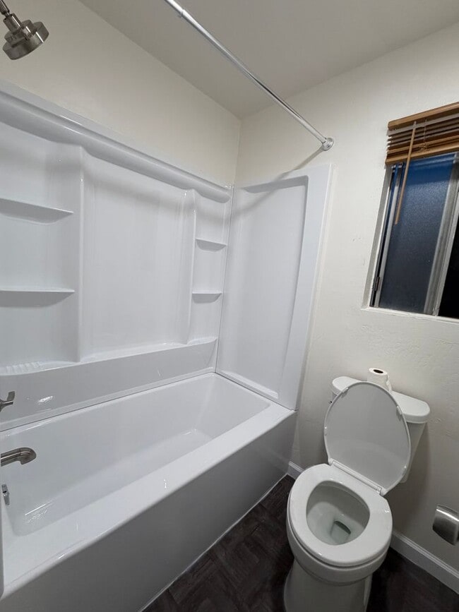 Building Photo - Move in ready 3 Bd 2BA home in upper NE Bakersfield