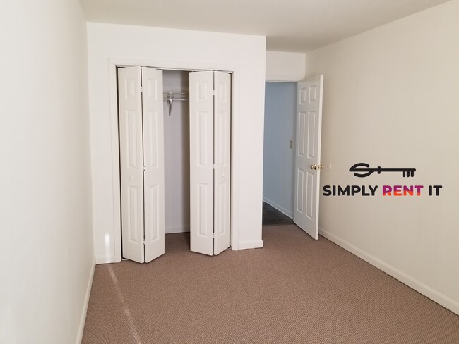 Building Photo - 1 Bedroom Downtown Roland, Private Entrance