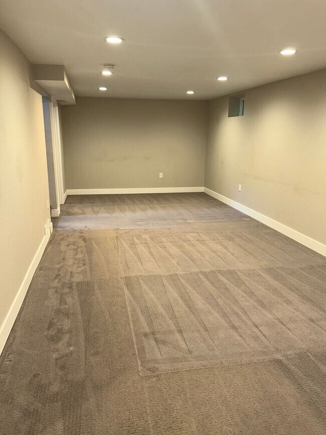 Building Photo - Updated 4 Bed Home with Finished Basement, Central A/C & Fenced Yard in Lakewood!