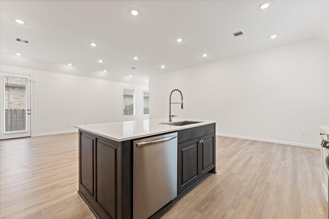 Building Photo - 15520 Maple