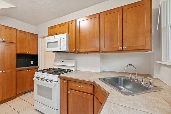 Building Photo - Updated 2 Bedroom Single Family Home In Be...