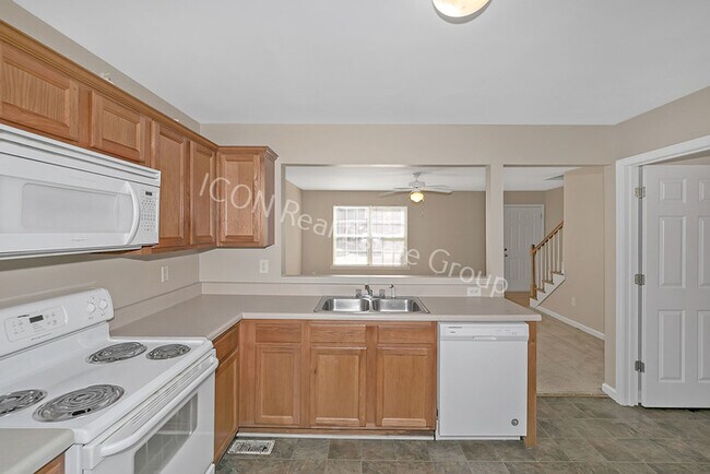 Building Photo - 3/2.5 End unit townhome