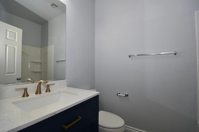 Building Photo - Spacious 2-bed 2-bath with Attached Car Ga...