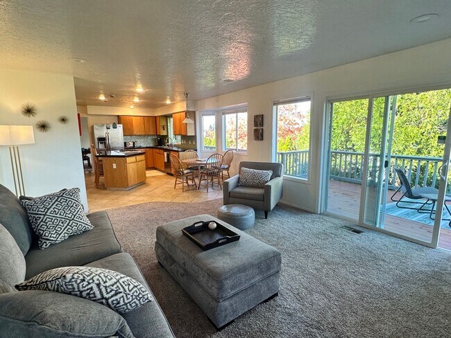 Building Photo - Argay Terrace Day Ranch with Views!