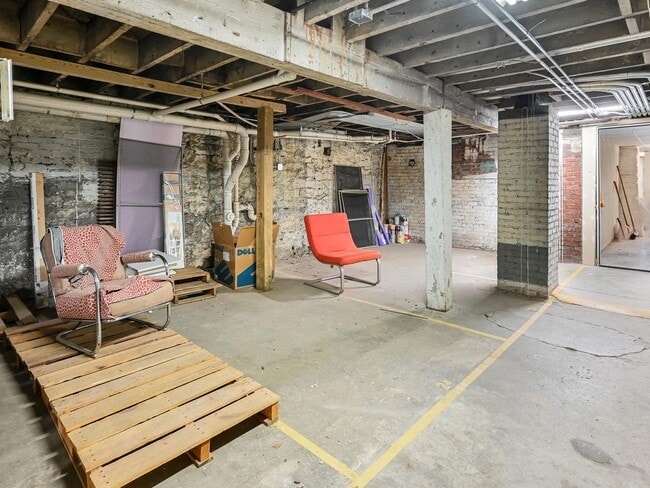 Building Photo - Fully Furnished Newly Remodeled Condo Downtown