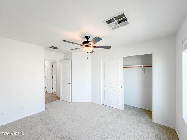 Building Photo - 1009 E Iris Dr