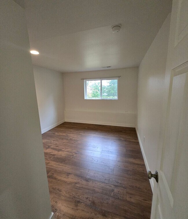 Building Photo - ***PENDING APPLICATION***4 Bedroom, 2 Bath...