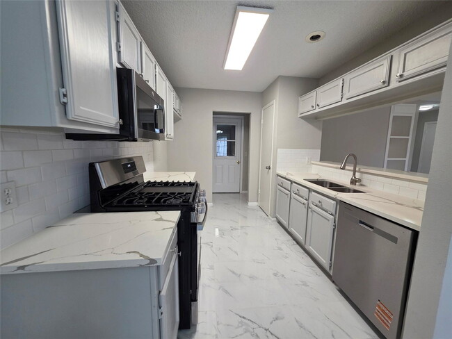 Building Photo - East Heatherock Circle, Sugar Land, TX 77479 - 3 BR 2 BA single-family home