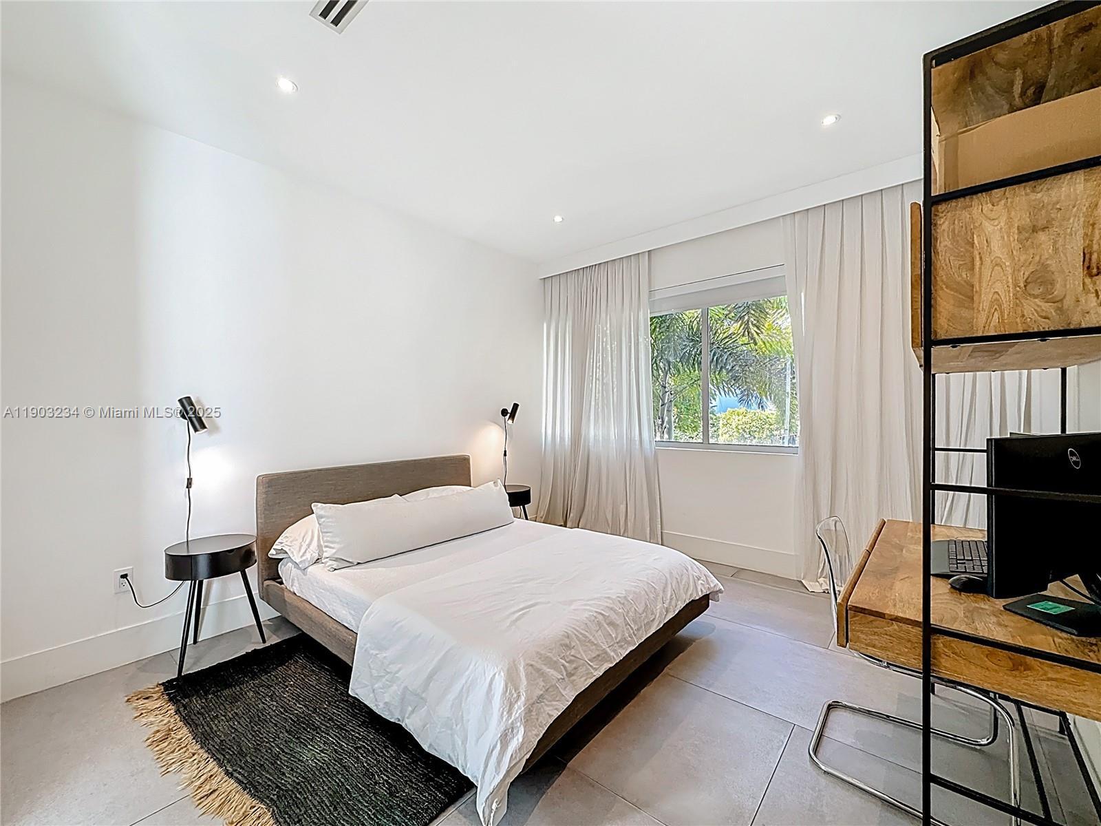 Building Photo - 561 Warren Ln