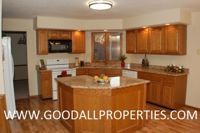 Building Photo - Executive 4 Bedroom Home in West Des Moine...