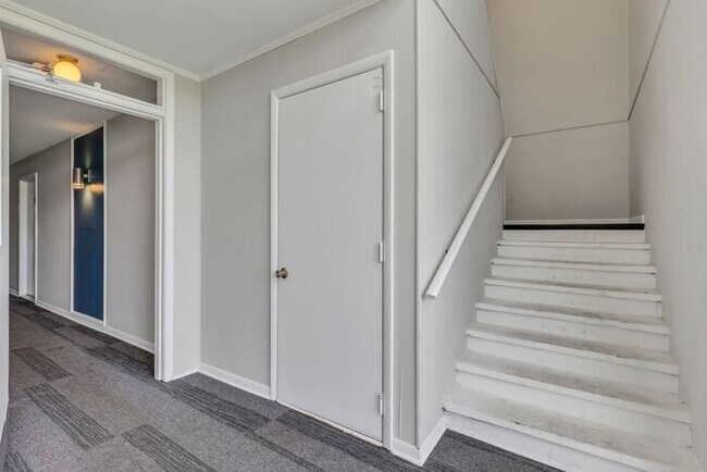Building Photo - 2 Bedroom Unit was recently renovated.  Live walking distance from the downtown square or steps f...