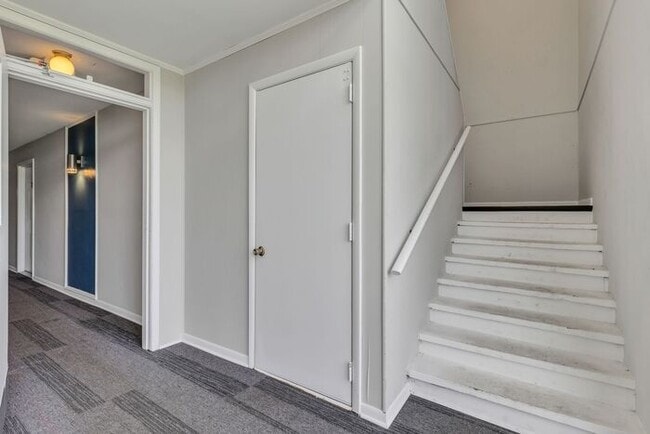 Building Photo - 2 Bedroom Unit was recently renovated. Live walking distance from the downtown square or steps fr...