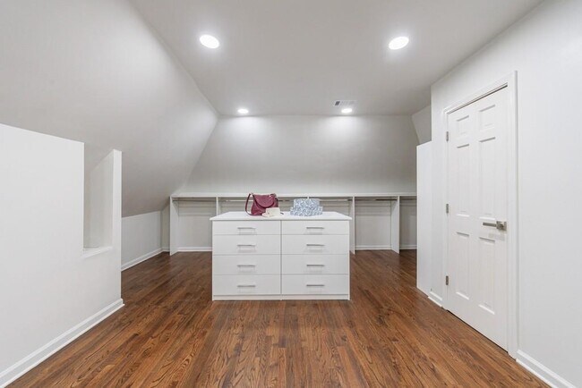 Building Photo - 459 Atlanta Country Club Dr