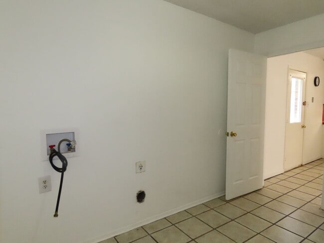 Building Photo - Quaint 3 Bedroom, 1 Bathroom Home in Whitehouse, w/ Shed for Storage