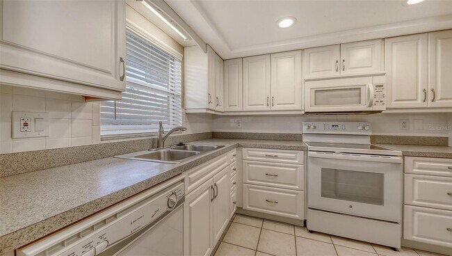 Building Photo - 2220 Stickney Point Rd