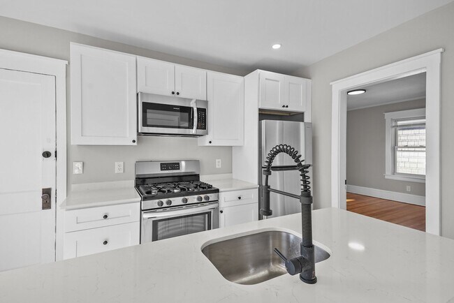 Building Photo - Completely Renovated 2 Bedroom in Elmhurst!
