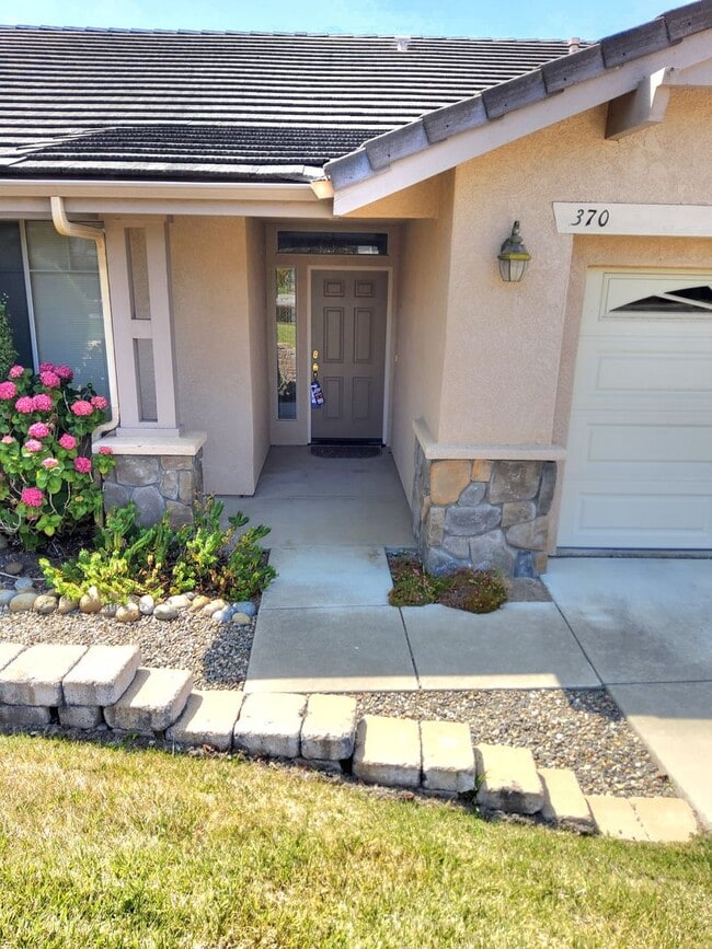 Building Photo - Beautiful house in great neighborhood with...