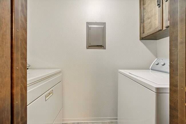 Building Photo - Renovated two bedroom townhouse near downt...