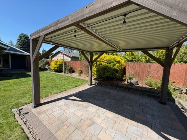 Building Photo - Charming Single-Level Retreat Near Multnomah Village – 3BR Home with Garage, RV Parking & Covered...