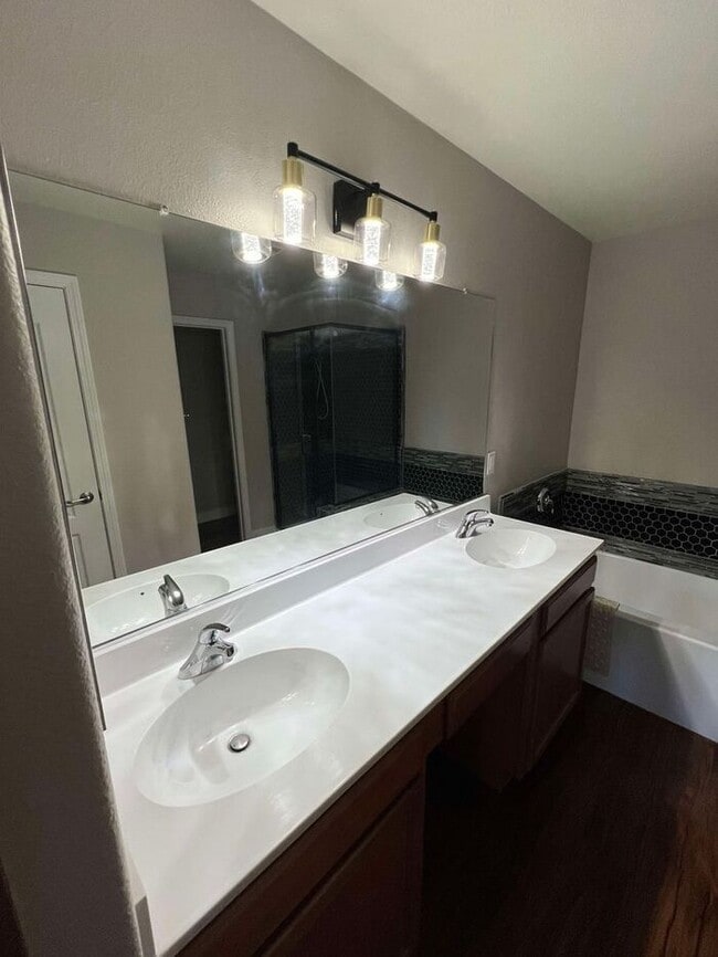 Building Photo - Stunning 2-bedroom PLUS LARGE BONUS ROOM/L...