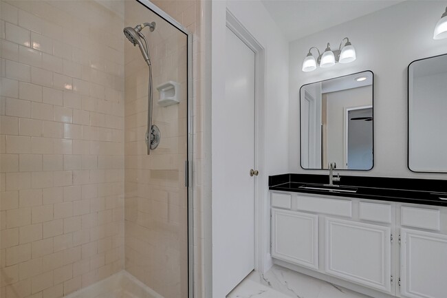 Building Photo - 16015 Surrey Woods Dr