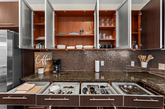 Building Photo - 3045 Clinton Dr