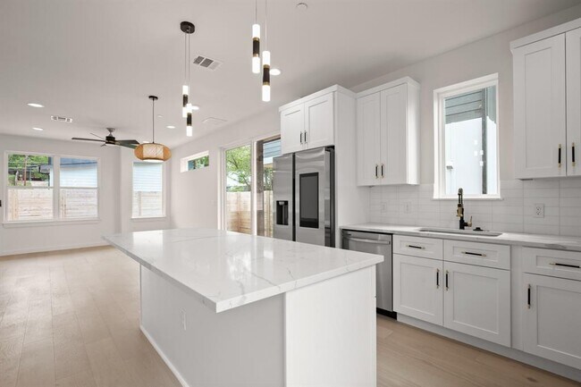 Building Photo - 5305 Ledesma Rd