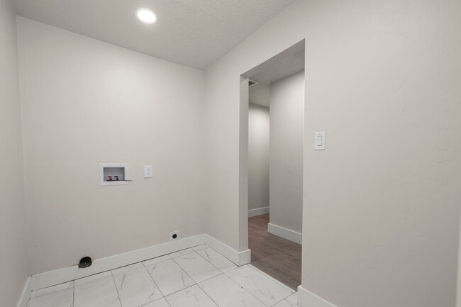 Building Photo - 450 Scenic Dr