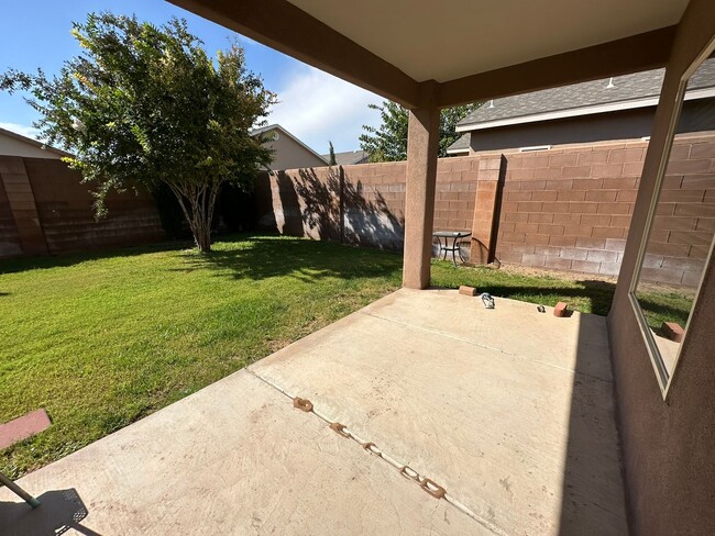 Building Photo - 3 Bed 2 Bath Home