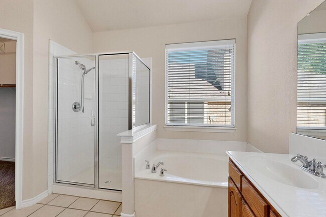 Building Photo - Spacious & Stylish Home in Quail Run-North...