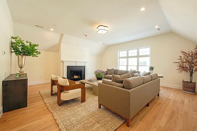 Building Photo - 23 Clubview Dr