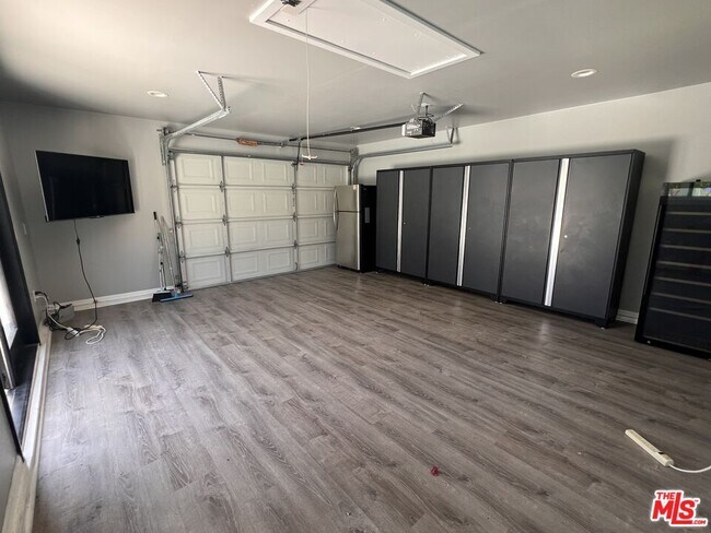 Building Photo - 7865 Bleriot Ave