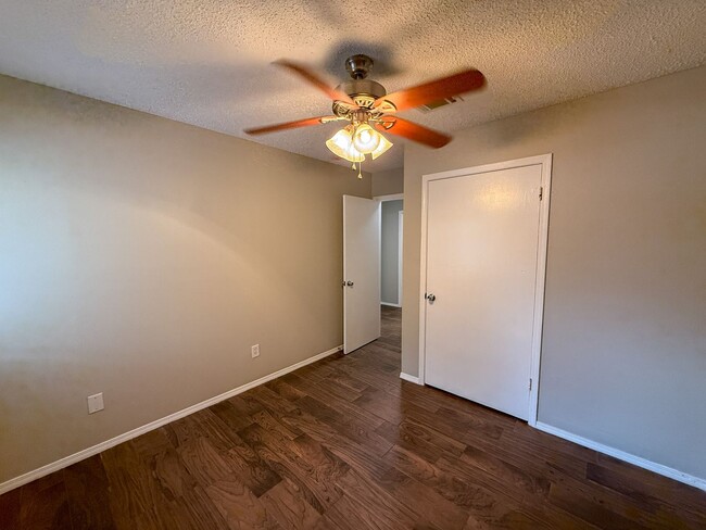 Building Photo - 2 bedroom 1 bath unit for rent ~ water, tr...